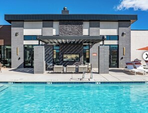 Pool - 3-bedroom apartment in St. George with AC and gym access . Pool and lazy river (St. George)
