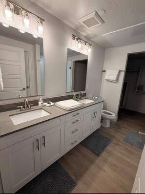 Shower, bidet, towels, soap - 3-bedroom apartment in St. George with AC and gym access . Pool and lazy river (St. George)