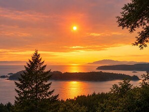 Miscellaneous - Sweeping Pacific Views & Unforgettable Sunsets · Your Island Escape, 20 Min Away (Bowen Island)