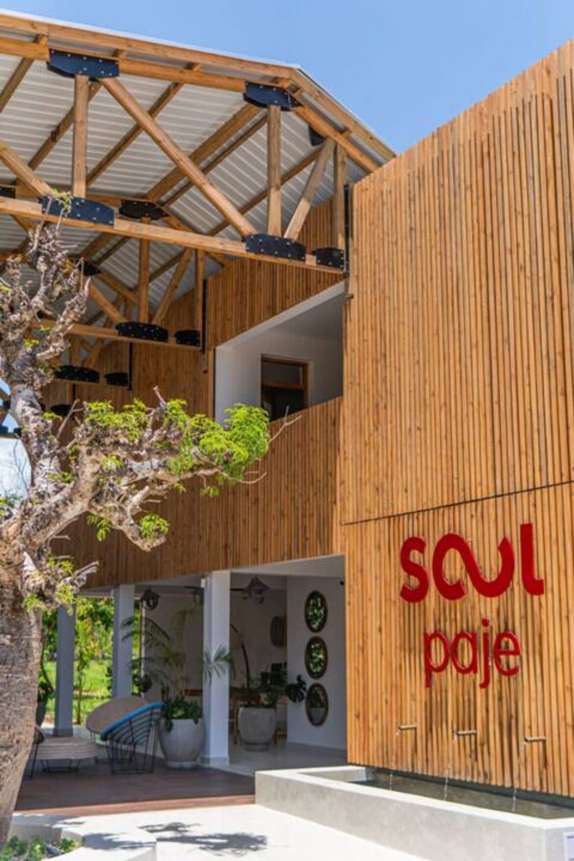 Un bâtiment moderne doté d’une façade en bois et d’une enseigne sur laquelle on peut lire « soul pojé ».
