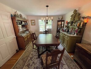 Dining - 3-bedroom house in charming Chatham -close to beaches, town and lobster rolls! (Chatham)