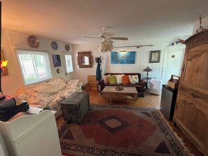 Living area - 3-bedroom house in charming Chatham -close to beaches, town and lobster rolls! (Chatham)