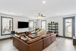 Smart TV - Luxurious Newer Home - Prime Location in Downtown Pensacola - Outdoor Kitchen - Private Weight Room (Pensacola)