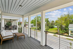 Property grounds - Luxurious Newer Home - Prime Location in Downtown Pensacola - Outdoor Kitchen - Private Weight Room (Pensacola)
