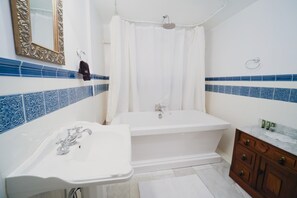 ห้องสวีท, เตียงคิงไซส์ 1 เตียง | ห้องน้ำ