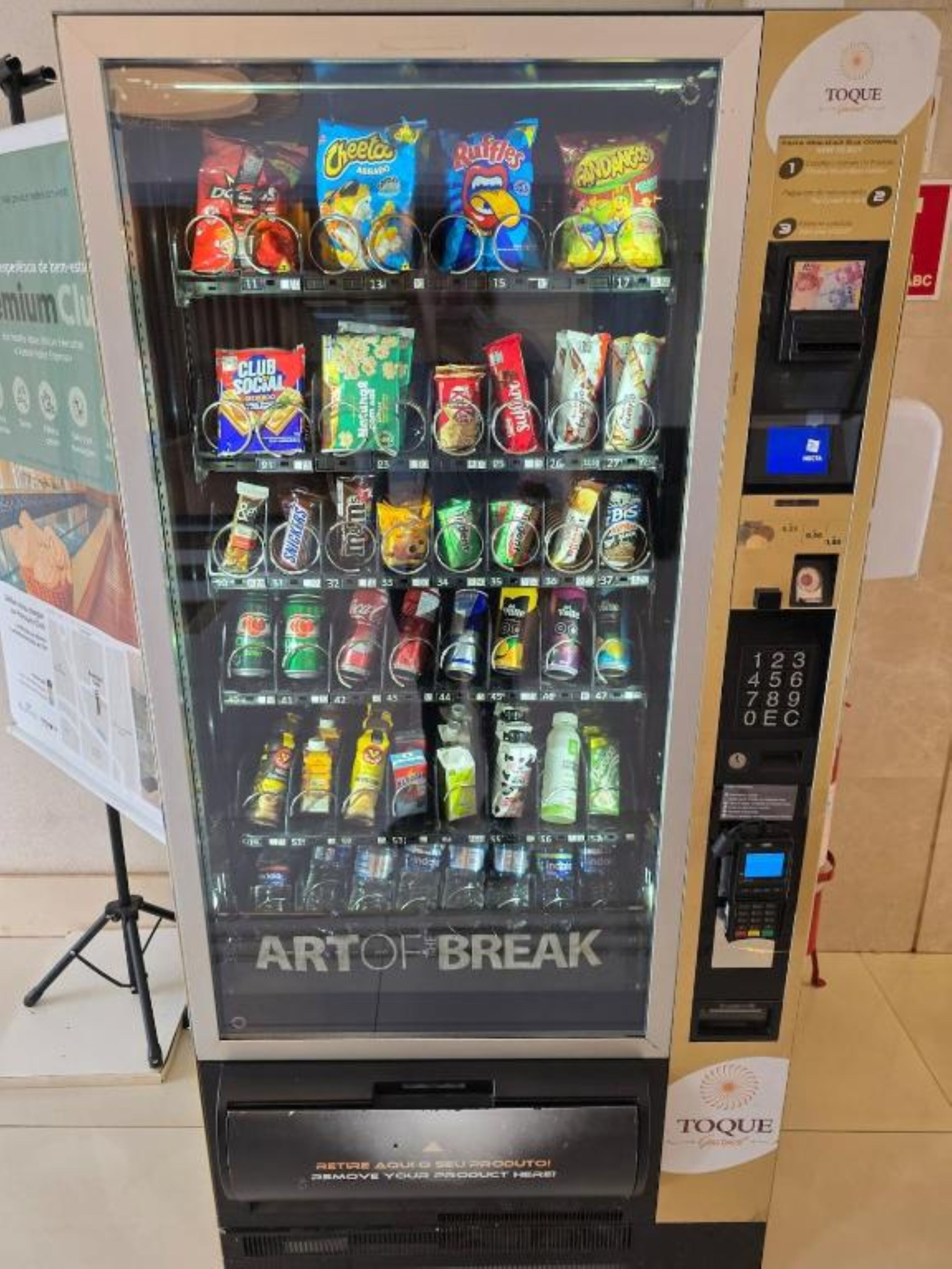 Máquina expendedora con diferentes snacks y bebidas.
