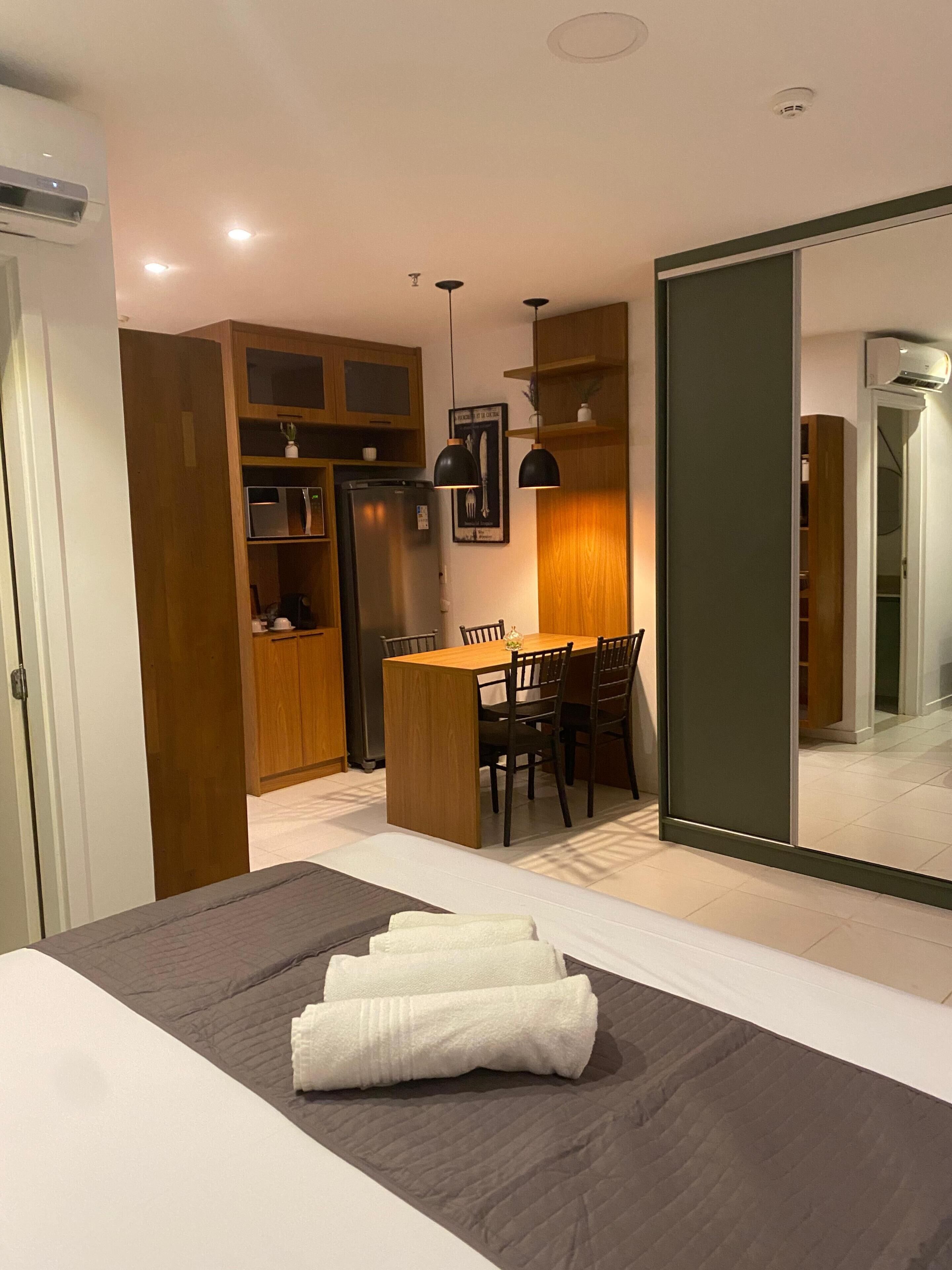 Superior appartement, veranda, uitzicht op meer | Luxe beddengoed, pillowtop-bedden, een minibar, een kluis op de kamer