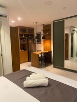 Ropa de cama de alta calidad, colchones con pillow-top y minibar 