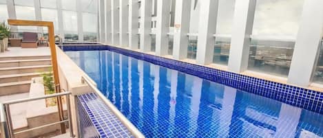 Kolam renang tertutup, kolam renang terbuka