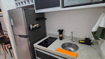 Superior Apartment, Lanai, City View | Private kitchen