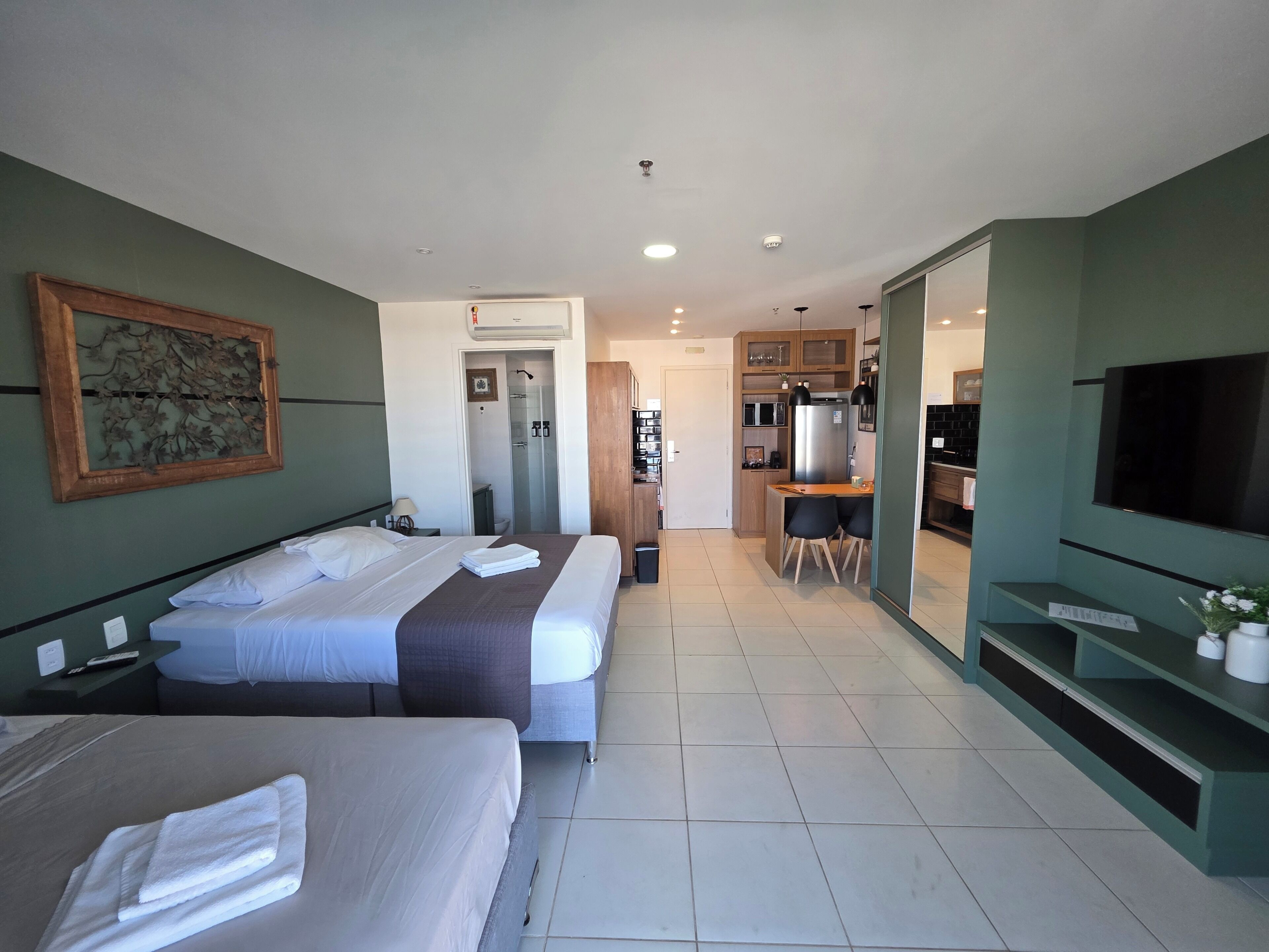 Ropa de cama de alta calidad, camas con pillow-top y minibar 