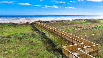Condo (2 Bedrooms) | Property amenity