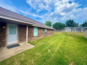 Exterior - 3 BDRM Furnished Duplex with Attached Garage - All Utilities Included (Killeen)