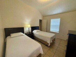 Room - 3 BDRM Furnished Duplex with Attached Garage - All Utilities Included (Killeen)