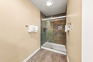 Shower, hair dryer, towels, shampoo - New Bern Lakeside Getaway-Modern 2BR Apartment with Resort Amenities (New Bern)