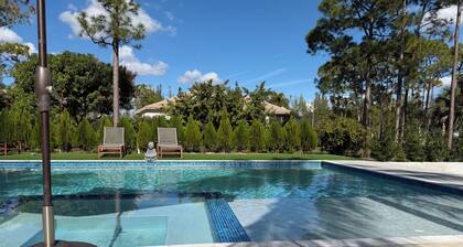 Luxury Retreat on 1 acre pool & Hot tub