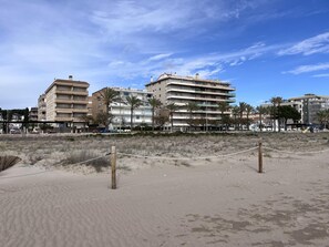 Exterior - Beachfront apartment with spectacular sea views (Segur de Calafell)