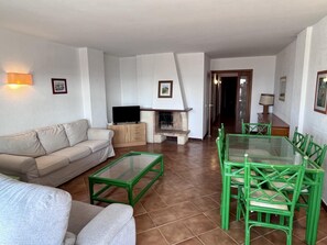 TV - Beachfront apartment with spectacular sea views (Segur de Calafell)
