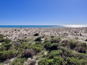On the beach - Beachfront apartment with spectacular sea views (Segur de Calafell)