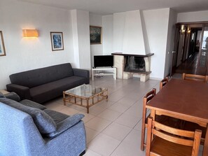TV - Beachfront apartment with spectacular sea views (Segur de Calafell)