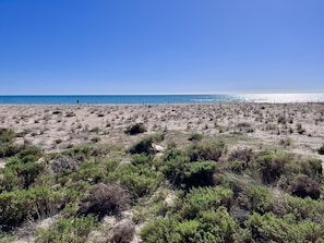 A beach with sparse vegetation and a clear sky. - Beachfront apartment with spectacular sea views (Segur de Calafell)