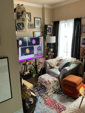 Living area - Cozy 1 BR apt a block from Pike Market 1 blk from waterfront (Seattle)