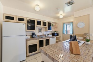 Private kitchen - Tempe Villa: Pool, Diving Board, Sleeps 8, 3 Bath (Tempe)