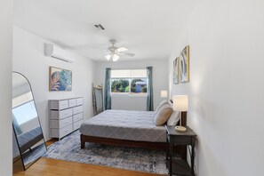 Room - Tempe Villa: Pool, Diving Board, Sleeps 8, 3 Bath (Tempe)