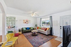 Living area - Tempe Villa: Pool, Diving Board, Sleeps 8, 3 Bath (Tempe)