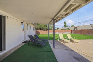 Terrace/patio - Tempe Villa: Pool, Diving Board, Sleeps 8, 3 Bath (Tempe)