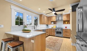 Private kitchen - Gorgeous 3-bed house with AC - Walk to Lightrail/Worldcup, Greenlake, Shops! (Seattle)