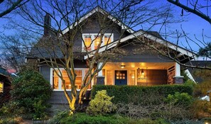 Exterior - Gorgeous 3-bed house with AC - Walk to Lightrail/Worldcup, Greenlake, Shops! (Seattle)
