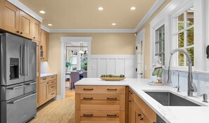 Private kitchen - Gorgeous 3-bed house with AC - Walk to Lightrail/Worldcup, Greenlake, Shops! (Seattle)