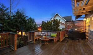 Terrace/patio - Gorgeous 3-bed house with AC - Walk to Lightrail/Worldcup, Greenlake, Shops! (Seattle)