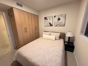 Room - F1008 - Modern Corner 1-Bdr Apt with Pool & Gym in Miami Downtown (Miami)