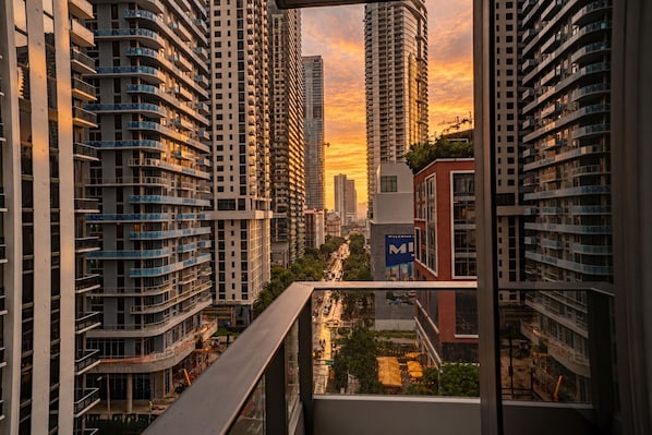 A high-rise building with multiple balconies, a clear view of the cityscape, and a sign indicating a welcome area. - F1008 - Modern Corner 1-Bdr Apt with Pool & Gym in Miami Downtown (Miami)