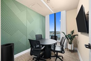 Dining - F1008 - Modern Corner 1-Bdr Apt with Pool & Gym in Miami Downtown (Miami)