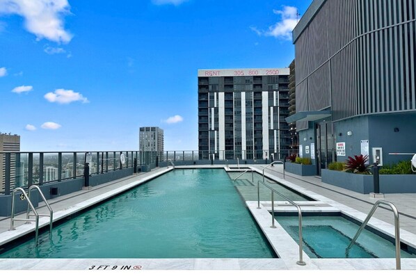 Pool - F1008 - Modern Corner 1-Bdr Apt with Pool & Gym in Miami Downtown (Miami)
