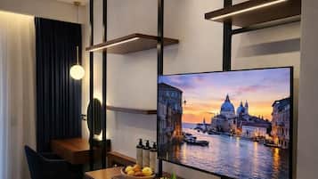 Deluxe Double Room, Balcony, City View | Interior