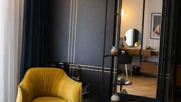 Deluxe Double Room, Balcony, City View | Interior