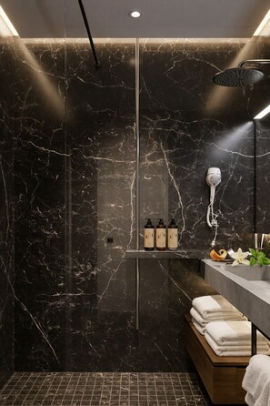 Habitación Deluxe doble, balcón, vistas a la ciudad | Baño | Ducha, secador de pelo, albornoces y zapatillas