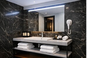 Deluxe Double Room, Balcony, City View | Bathroom - Alla Gondola Hotel & SPA (Tiranë)