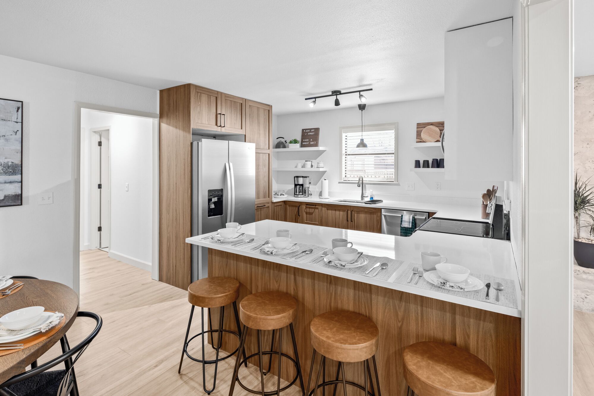 Micro-ondes, four, plaque de cuisson, lave-vaisselle