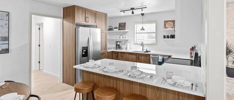 Micro-ondes, four, plaque de cuisson, lave-vaisselle