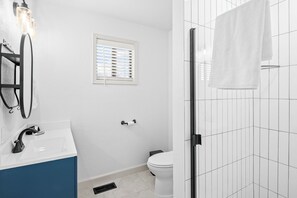 Shower, hair dryer, towels, soap - Just Off J Street, in the heart of Bentonville (Bentonville)
