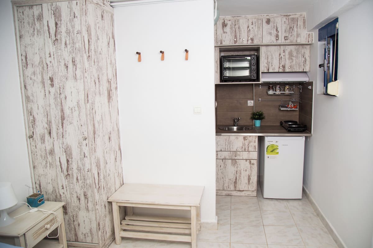 Classic Double Room, Garden View | Dapur peribadi | Peti sejuk mini, ketuhar gelombang mikro 
