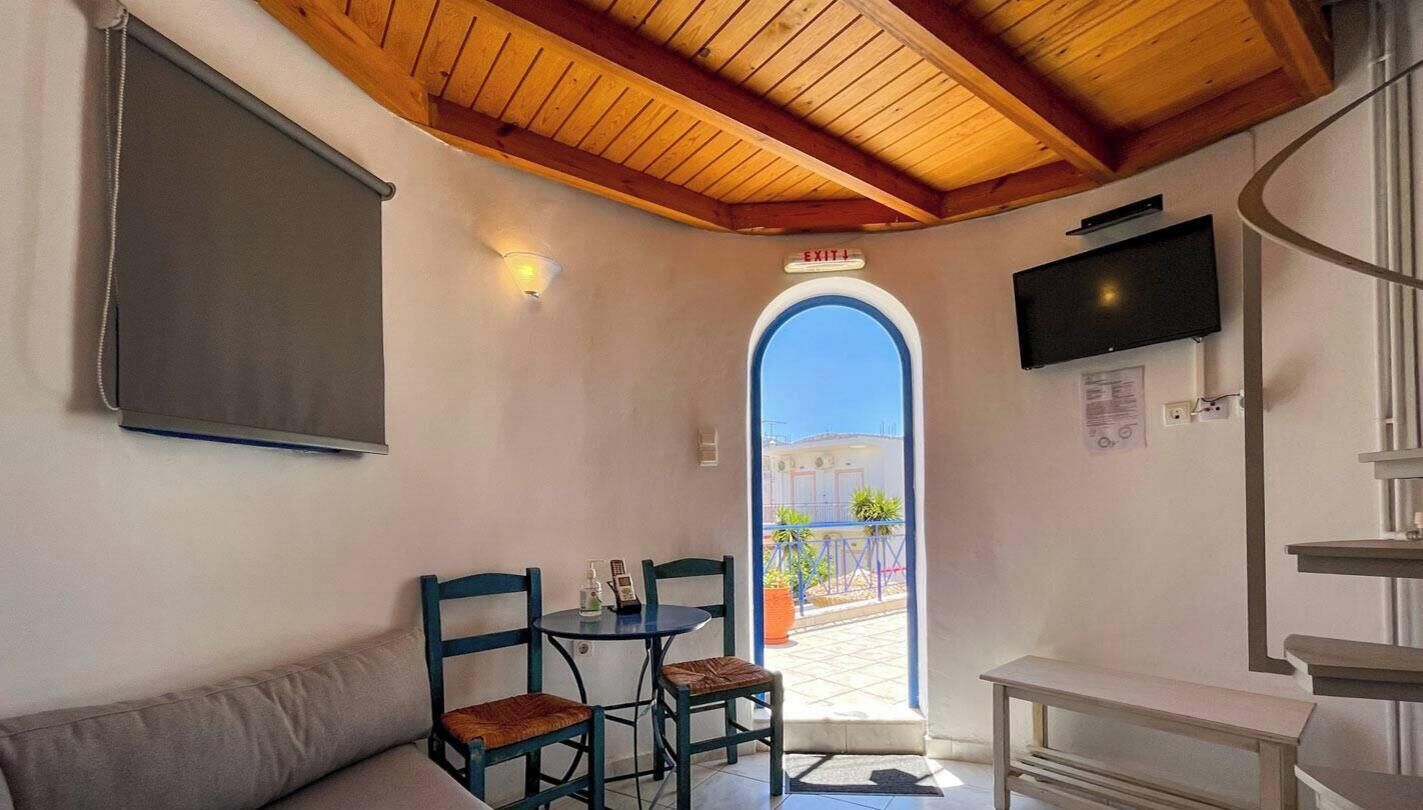 Deluxe Triple Room, Garden View | Living area