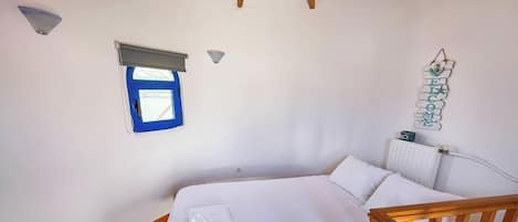 Deluxe Triple Room, Garden View | Iron/ironing board, free WiFi