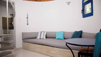 Chambre Triple Deluxe, vue jardin | Coin séjour