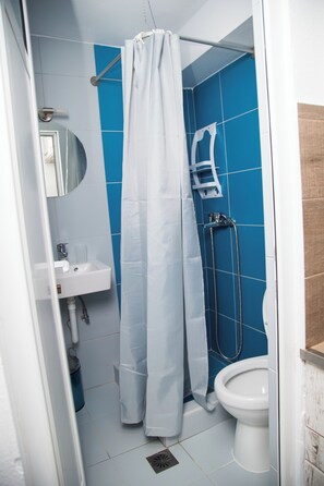 Kamar Double Klasik, pemandangan kebun | Kamar mandi | Shower, pengering rambut, handuk, dan sabun